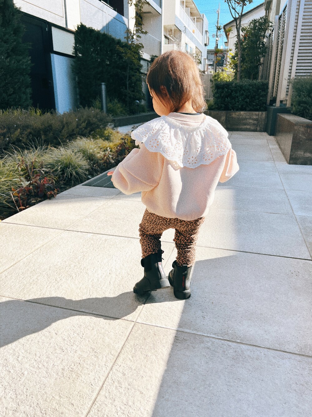 「ベビーコーデ、女の子コーデ、おしゃれさんと繋がりたい、韓国子供服、1歳コーデ、ボーイッシュな女の子」｜「ZARA KIDSのアイテム（ブーティ、ブラック系）」を使った、Hinapiさん（キッズ・80cm）の春コーディネートの2枚目の写真