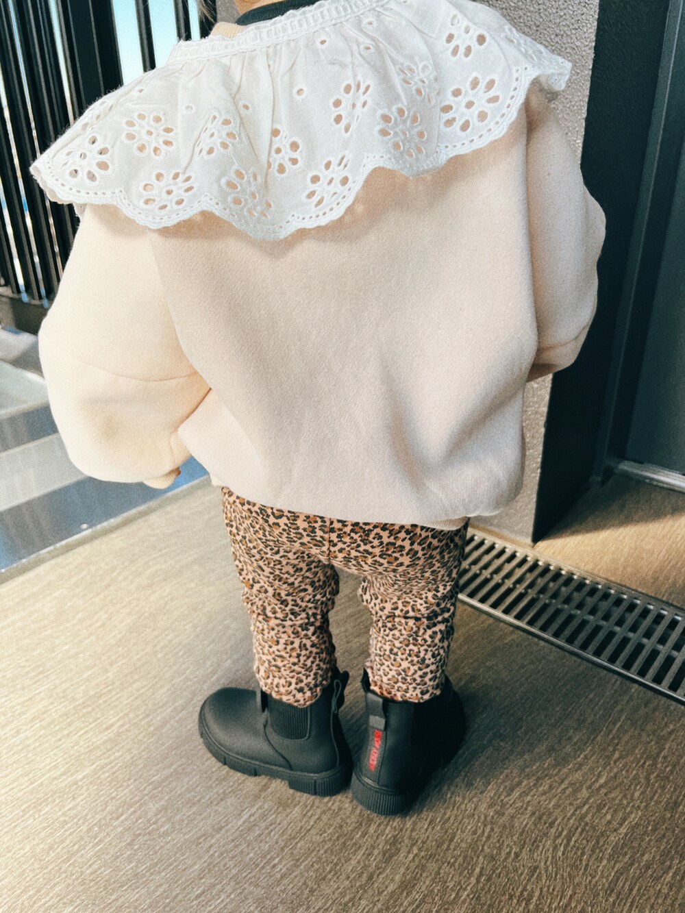 「ベビーコーデ、女の子コーデ、おしゃれさんと繋がりたい、韓国子供服、1歳コーデ、ボーイッシュな女の子」｜「ZARA KIDSのアイテム（ブーティ、ブラック系）」を使った、Hinapiさん（キッズ・80cm）の春コーディネートの3枚目の写真