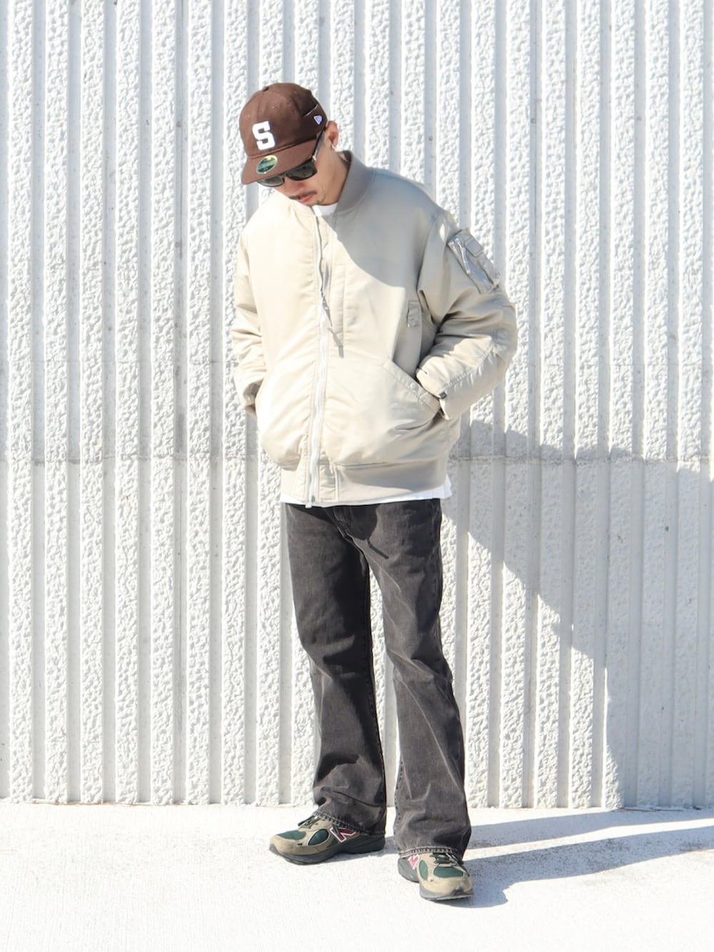 「Levi's、Levis、リーバイス、リーバイス23ss、PR、フレアデニム、キャップ、NEW ERA、アースカラー、エクリュ、MA-1、ダウンジャケット、DAIWAPIER39、New Balance、秋冬コーデ」｜「Levi'sのLevi's/リーバイス ルーズフレアデニム 567 STAY LOOSE FLARE（デニムパンツ、ブラック系）」を使った、𝕳𝖎𝖗𝖔さん（メンズ・185cm）の冬コーディネートの4枚目の写真