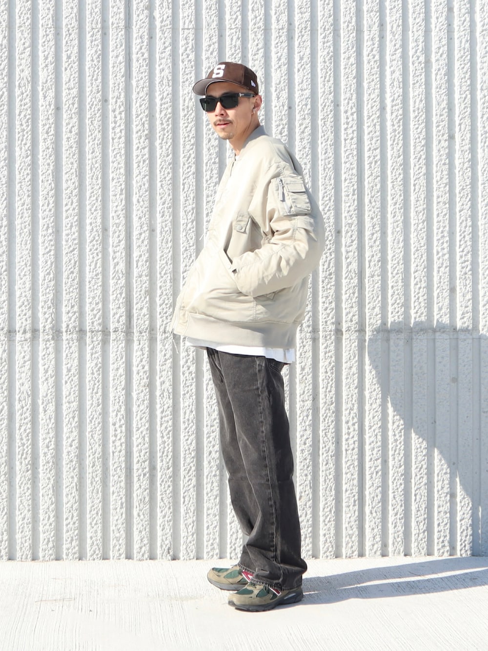 「Levi's、Levis、リーバイス、リーバイス23ss、PR、フレアデニム、キャップ、NEW ERA、アースカラー、エクリュ、MA-1、ダウンジャケット、DAIWAPIER39、New Balance、秋冬コーデ」｜「Levi'sのLevi's/リーバイス ルーズフレアデニム 567 STAY LOOSE FLARE（デニムパンツ、ブラック系）」を使った、𝕳𝖎𝖗𝖔さん（メンズ・185cm）の冬コーディネートの3枚目の写真