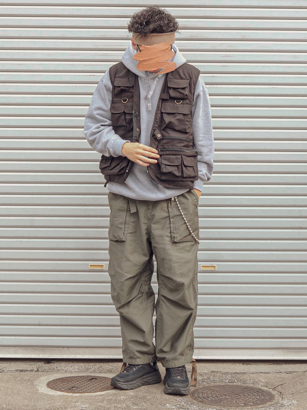 「ビッグシルエット、ヘアバンド、フィッシングベスト、パーカー、ワイドパンツ、HOKAONEONE、ウォレットチェーン、パーマ、秋のコーデ、冬コーデ、ストリート、カジュアルコーデ、ミリタリーコーデ、ミリタリーパンツ、オーバーサイズ」｜「PUBLIC TOKYOのワイドバルーンベイカーパンツ（その他パンツ、グリーン系）」を使った、𝕳𝖎𝖗𝖔さん（メンズ・185cm）の秋コーディネートの2枚目の写真