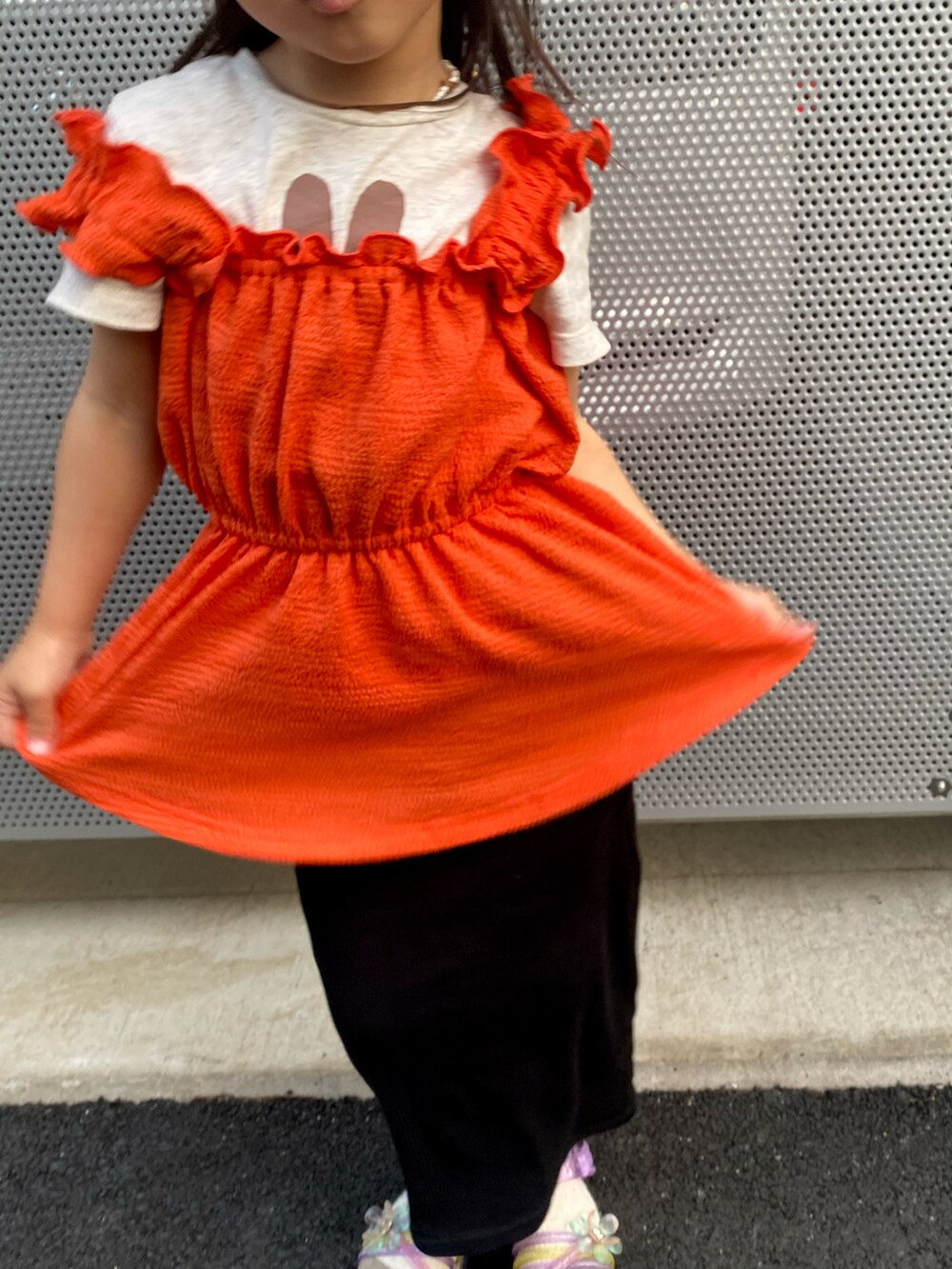 「キッズコーデ、キッズファッション、4歳女の子、バースデイコーデ、バースデイ、Tシャツコーデ」｜「Birthdayのアイテム（スカート、ブラック系）」を使った、(n)さん（レディース・166cm）の夏コーディネートの2枚目の写真