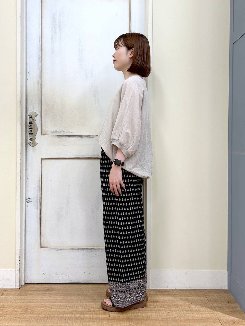 ブラウン系のショルダーバッグ、ブラック系のその他パンツ、ホワイト系のタンクトップを着用したレディースの春コーディネートの3枚目の写真