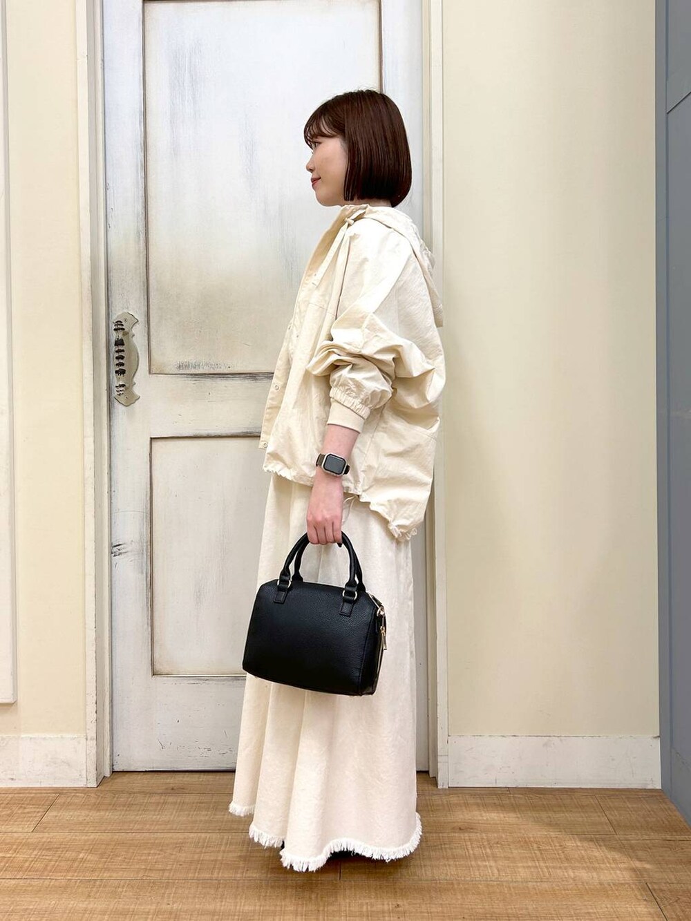 その他のTシャツ/カットソー、ブラウン系のスニーカー、ベージュ系のスカートを着用したレディースの春コーディネートの3枚目の写真