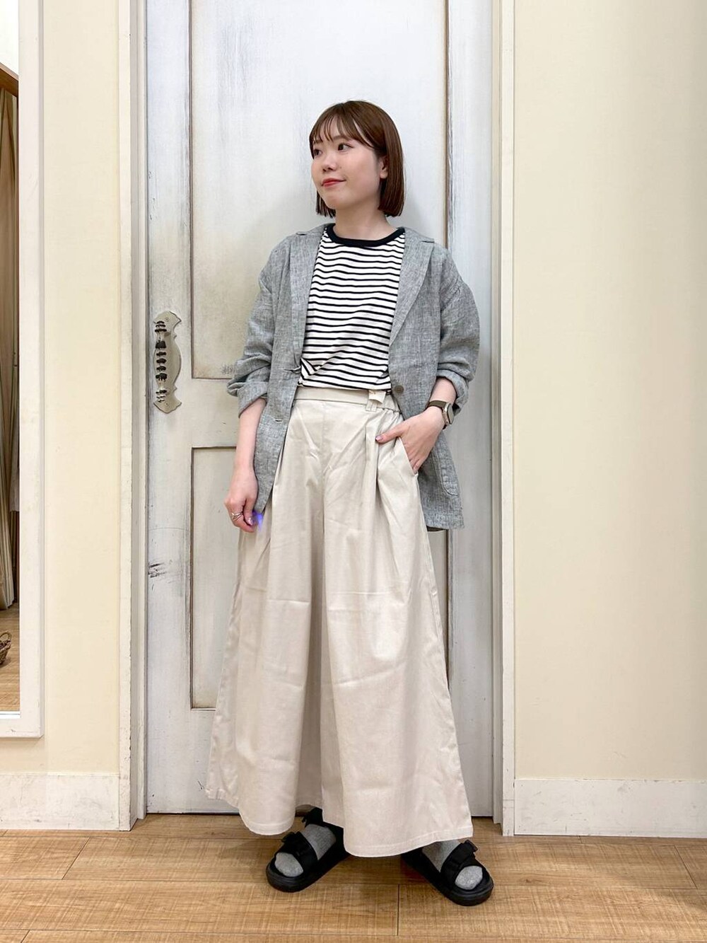 ブラック系のサンダル、その他のTシャツ/カットソー、その他のテーラードジャケットを着用したレディースの春コーディネートの2枚目の写真