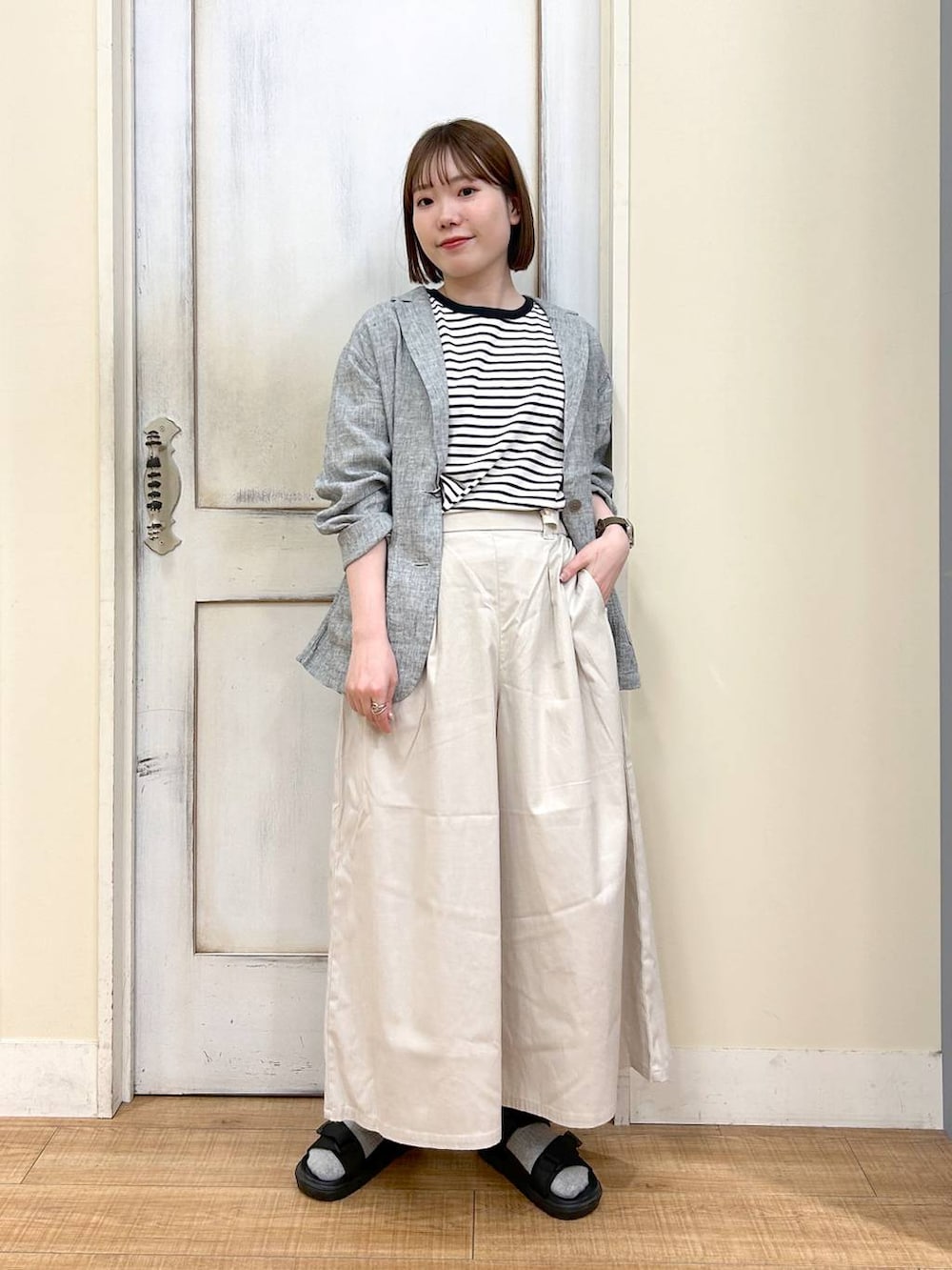 ブラック系のサンダル、その他のTシャツ/カットソー、その他のテーラードジャケットを着用したレディースの春コーディネートの6枚目の写真