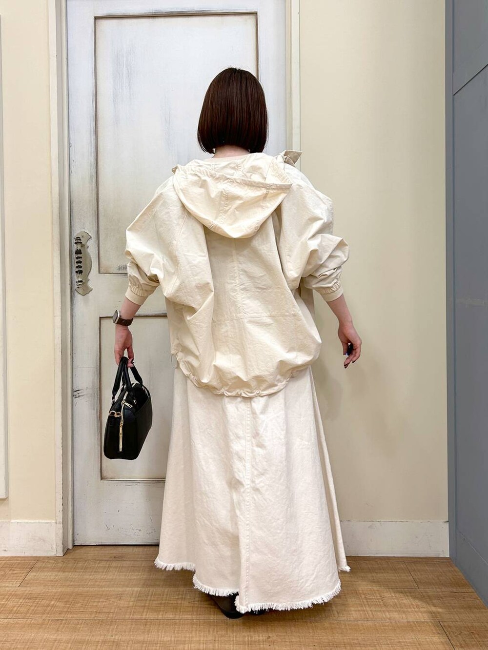 その他のTシャツ/カットソー、ブラウン系のスニーカー、ベージュ系のスカートを着用したレディースの春コーディネートの4枚目の写真