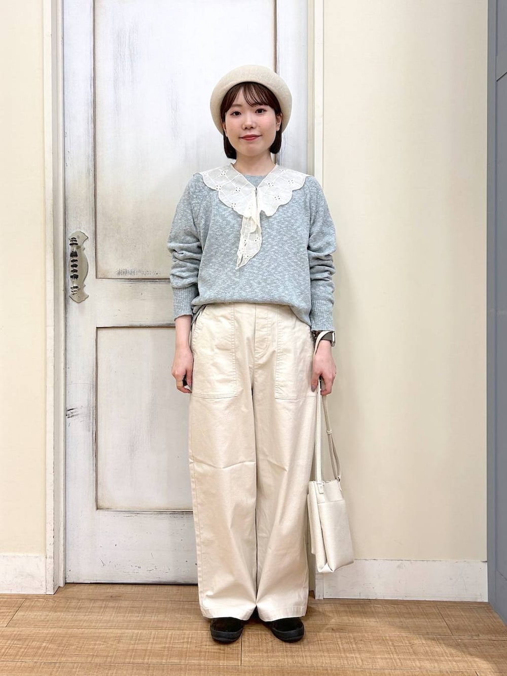 ブラウン系のスニーカー、ベージュ系のその他パンツ、グリーン系のショルダーバッグを着用したレディースの冬コーディネートの7枚目の写真