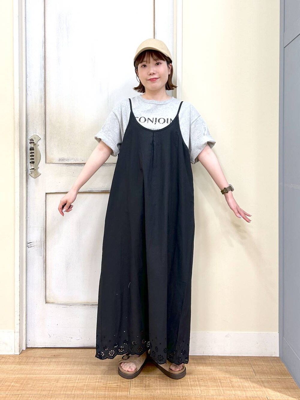 ブラック系のショルダーバッグ、ベージュ系のサンダル、グレー系のTシャツ/カットソーを着用したレディースの春コーディネートの8枚目の写真