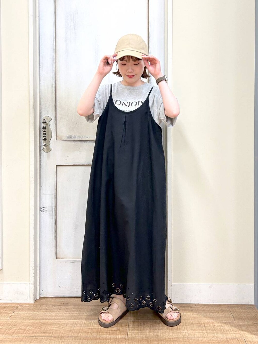 ブラック系のショルダーバッグ、ベージュ系のサンダル、グレー系のTシャツ/カットソーを着用したレディースの春コーディネートの6枚目の写真