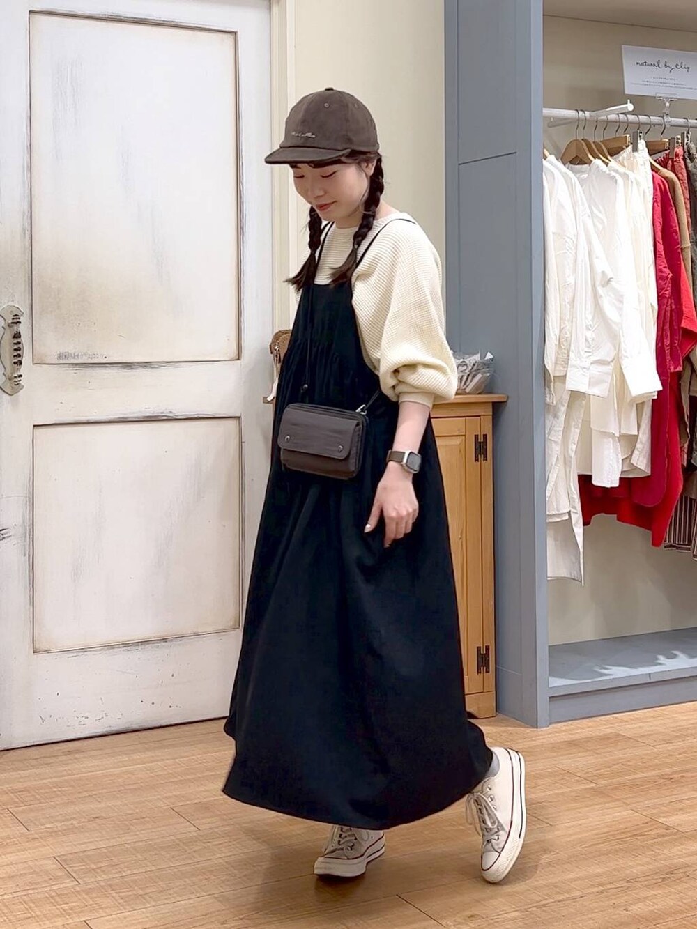 ホワイト系のニット/セーター、グレー系のショルダーバッグ、ブラック系のワンピースを着用したレディースの秋コーディネートの4枚目の写真