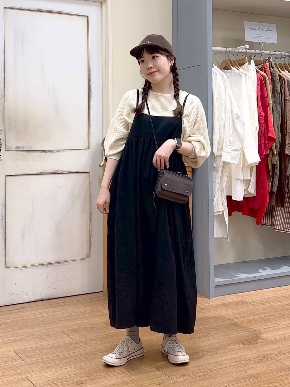 ホワイト系のニット/セーター、グレー系のショルダーバッグ、ブラック系のワンピースを着用したレディースの秋コーディネートの2枚目の写真