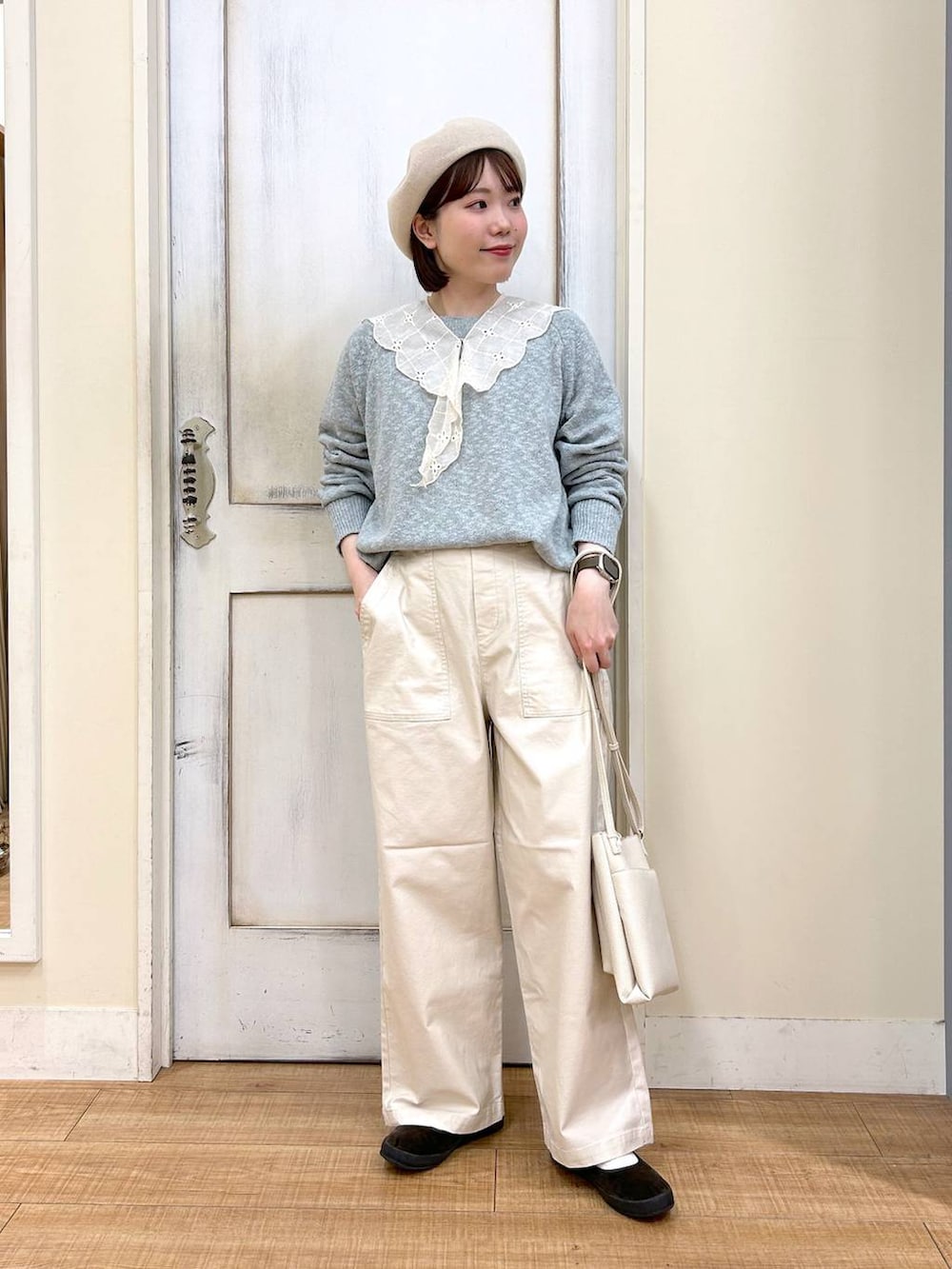 ブラウン系のスニーカー、ベージュ系のその他パンツ、グリーン系のショルダーバッグを着用したレディースの冬コーディネートの6枚目の写真