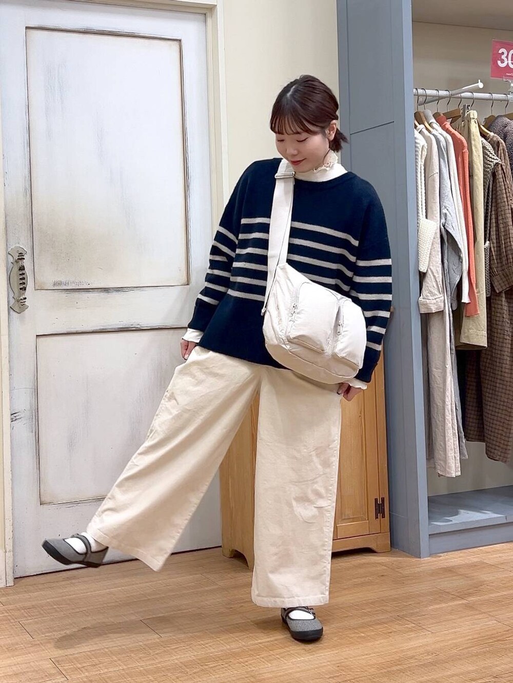 その他のスニーカー、ホワイト系のその他パンツ、その他のカーディガン/ボレロを着用したレディースの冬コーディネートの5枚目の写真
