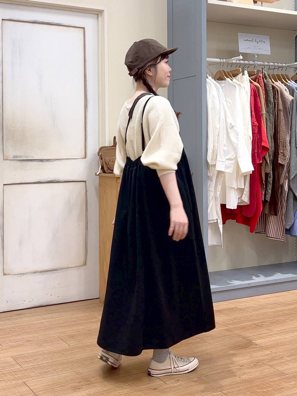 ホワイト系のニット/セーター、グレー系のショルダーバッグ、ブラック系のワンピースを着用したレディースの秋コーディネートの3枚目の写真