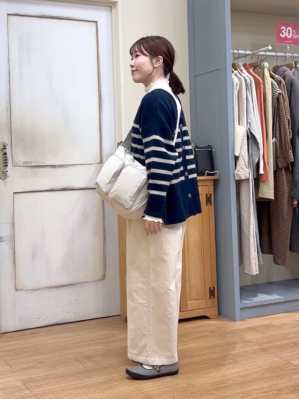 その他のスニーカー、ホワイト系のその他パンツ、その他のカーディガン/ボレロを着用したレディースの冬コーディネートの3枚目の写真