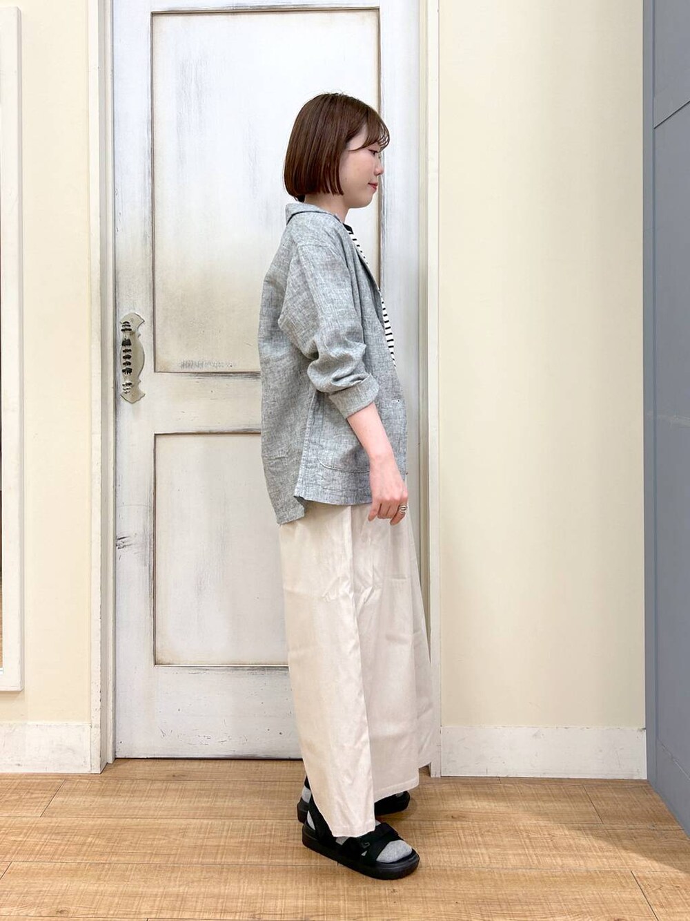 ブラック系のサンダル、その他のTシャツ/カットソー、その他のテーラードジャケットを着用したレディースの春コーディネートの5枚目の写真