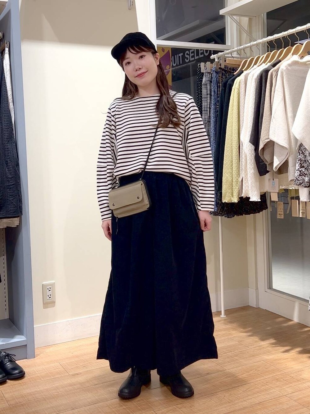 ブルー系のその他パンツ、ブラック系のブーツ、その他のTシャツ/カットソーを着用したレディースの秋コーディネートの7枚目の写真