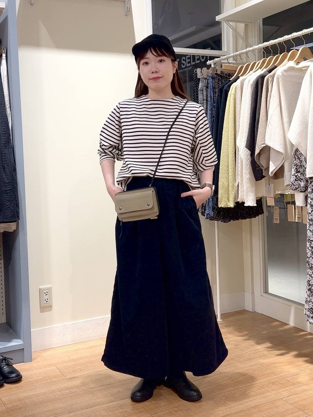 ブルー系のその他パンツ、ブラック系のブーツ、その他のTシャツ/カットソーを着用したレディースの秋コーディネートの2枚目の写真