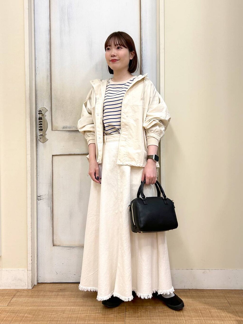 その他のTシャツ/カットソー、ブラウン系のスニーカー、ベージュ系のスカートを着用したレディースの春コーディネートの7枚目の写真