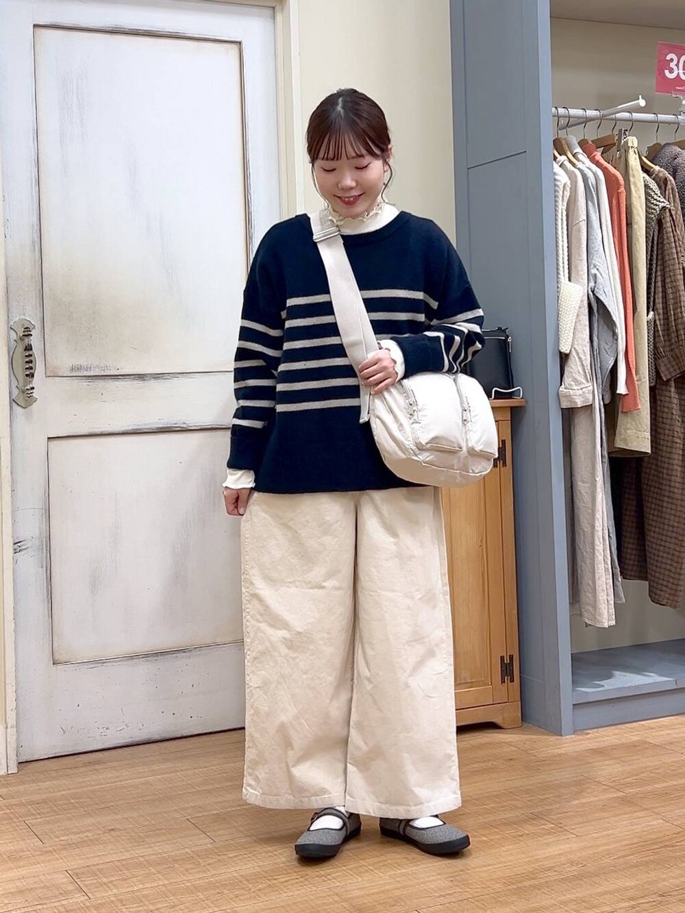 その他のスニーカー、ホワイト系のその他パンツ、その他のカーディガン/ボレロを着用したレディースの冬コーディネートの2枚目の写真