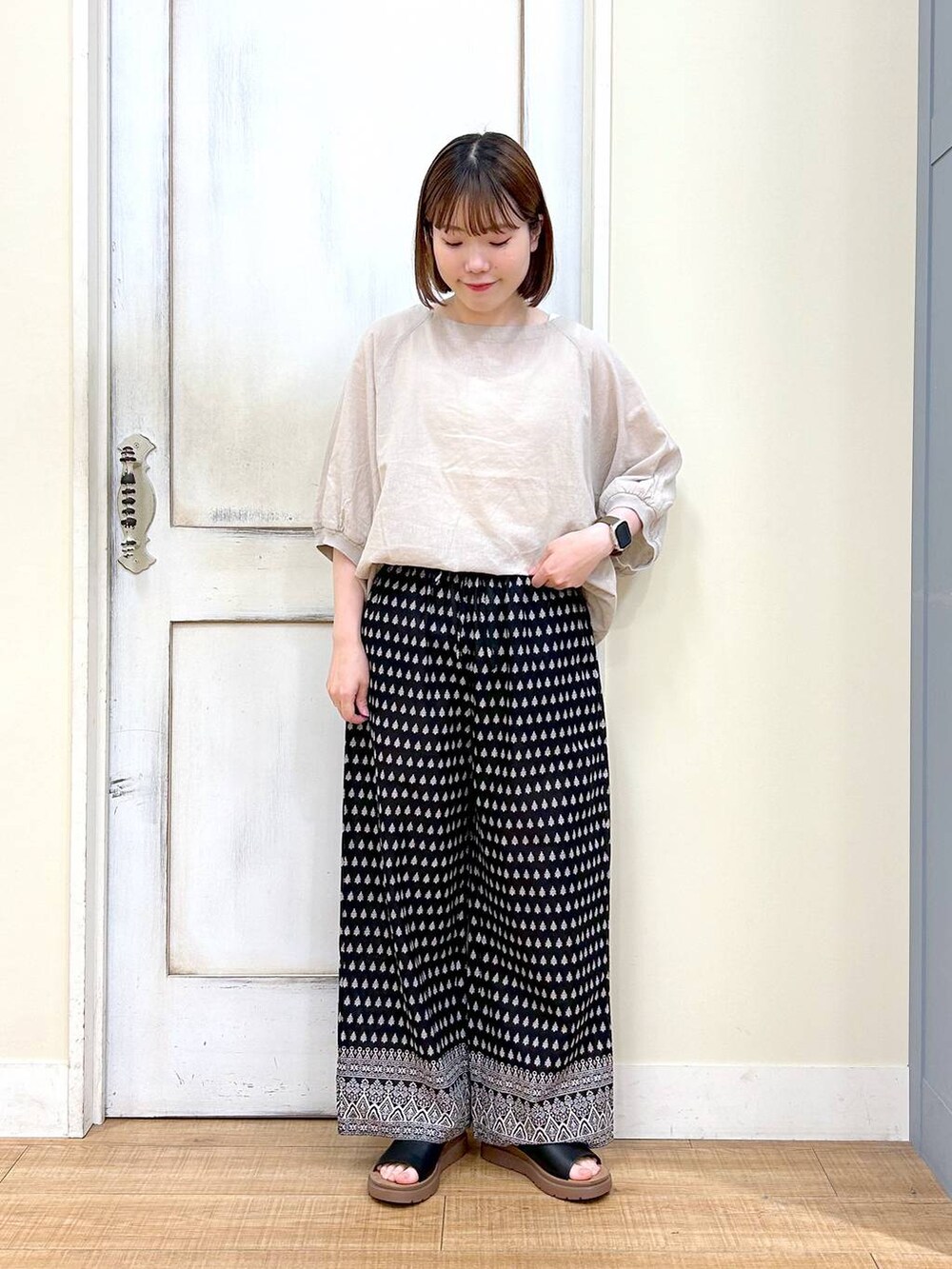 ブラウン系のショルダーバッグ、ブラック系のその他パンツ、ホワイト系のタンクトップを着用したレディースの春コーディネートの2枚目の写真