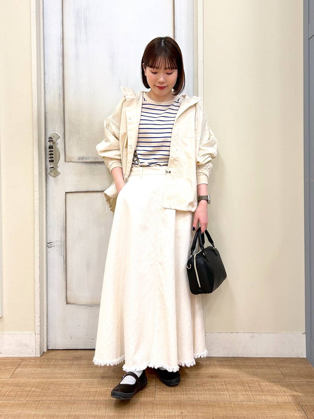 その他のTシャツ/カットソー、ブラウン系のスニーカー、ベージュ系のスカートを着用したレディースの春コーディネートの2枚目の写真