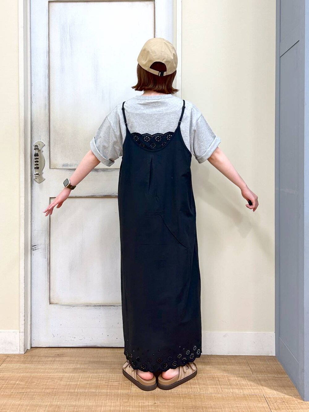 ブラック系のショルダーバッグ、ベージュ系のサンダル、グレー系のTシャツ/カットソーを着用したレディースの春コーディネートの4枚目の写真