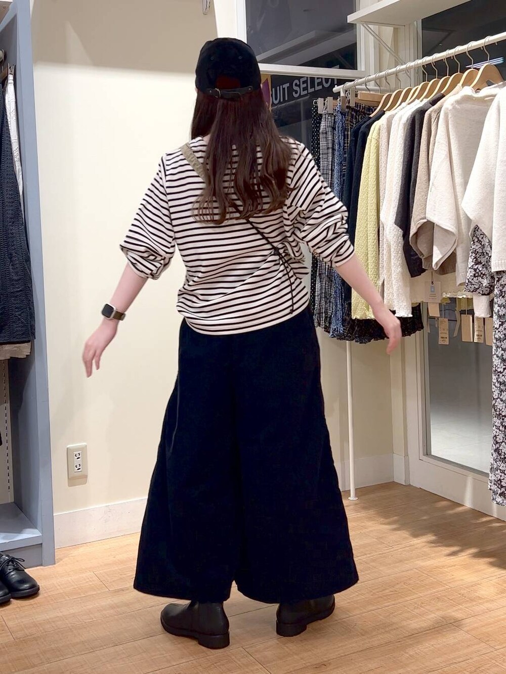 ブルー系のその他パンツ、ブラック系のブーツ、その他のTシャツ/カットソーを着用したレディースの秋コーディネートの4枚目の写真