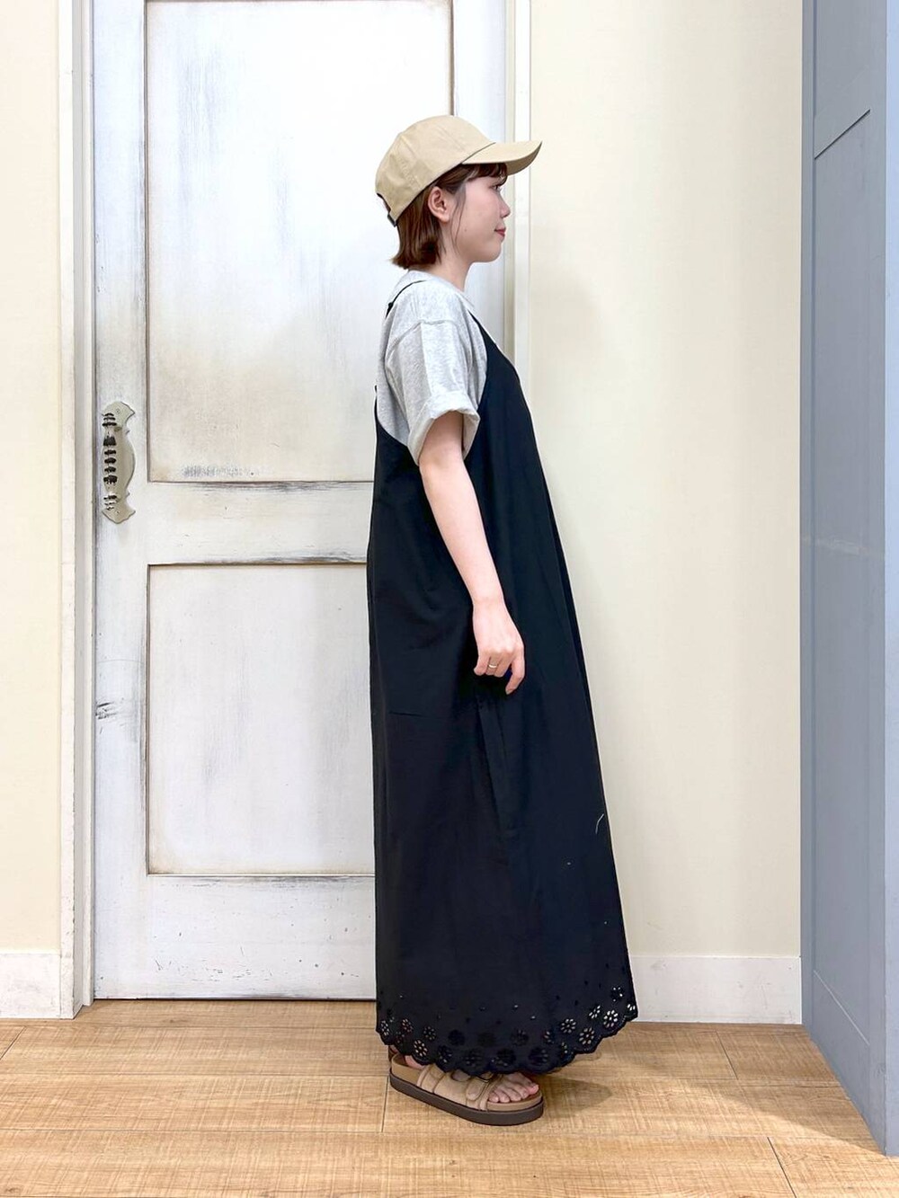 ブラック系のショルダーバッグ、ベージュ系のサンダル、グレー系のTシャツ/カットソーを着用したレディースの春コーディネートの5枚目の写真