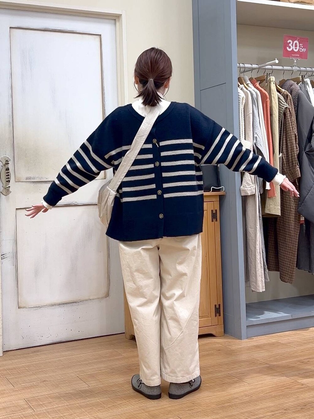 その他のスニーカー、ホワイト系のその他パンツ、その他のカーディガン/ボレロを着用したレディースの冬コーディネートの4枚目の写真