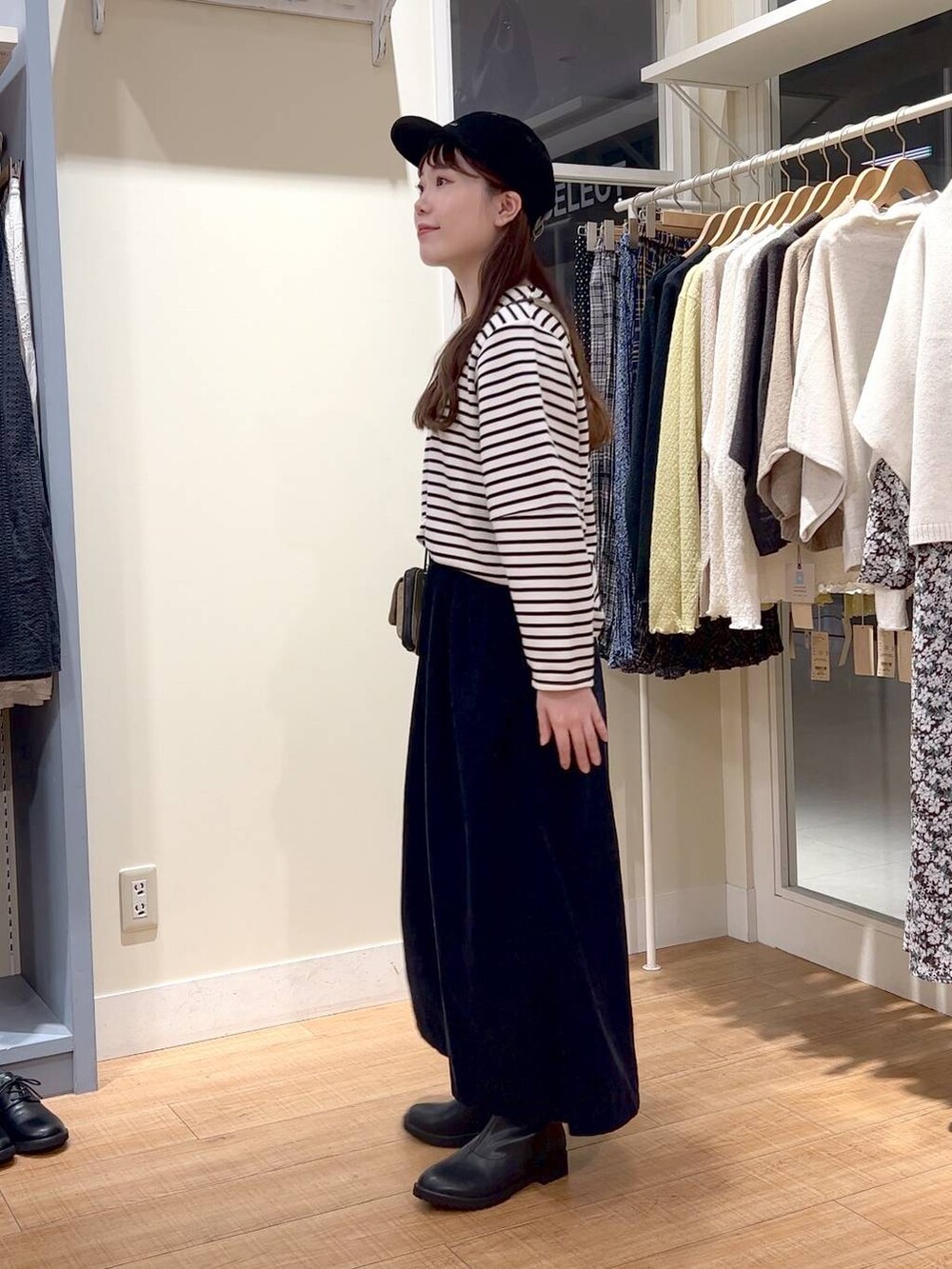 ブルー系のその他パンツ、ブラック系のブーツ、その他のTシャツ/カットソーを着用したレディースの秋コーディネートの3枚目の写真