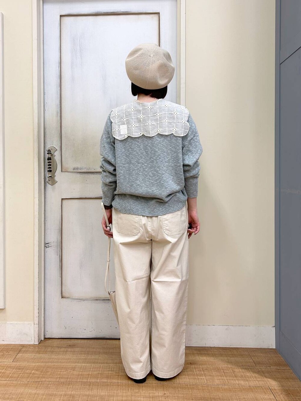 ブラウン系のスニーカー、ベージュ系のその他パンツ、グリーン系のショルダーバッグを着用したレディースの冬コーディネートの4枚目の写真