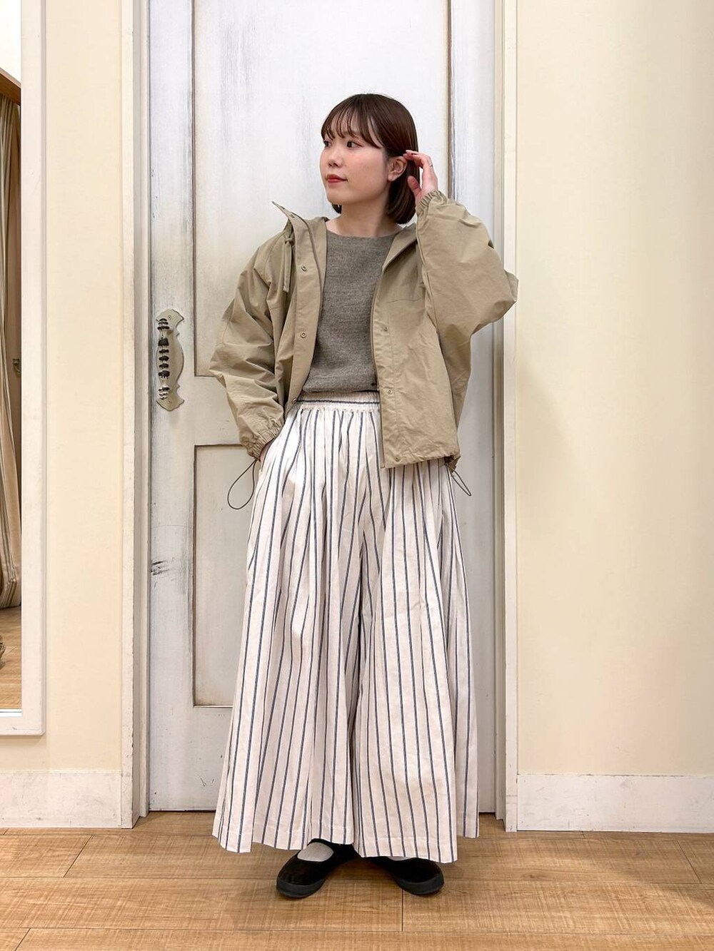 ブラウン系のTシャツ/カットソー、ブラウン系のスニーカー、ベージュ系のマウンテンパーカーを着用したレディースの春コーディネートの7枚目の写真