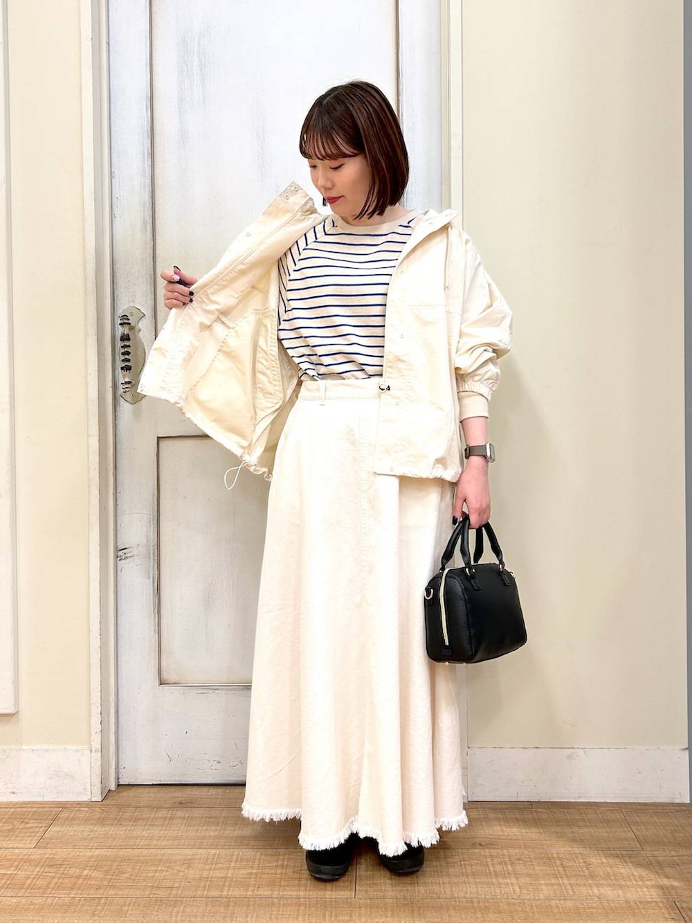 その他のTシャツ/カットソー、ブラウン系のスニーカー、ベージュ系のスカートを着用したレディースの春コーディネートの6枚目の写真