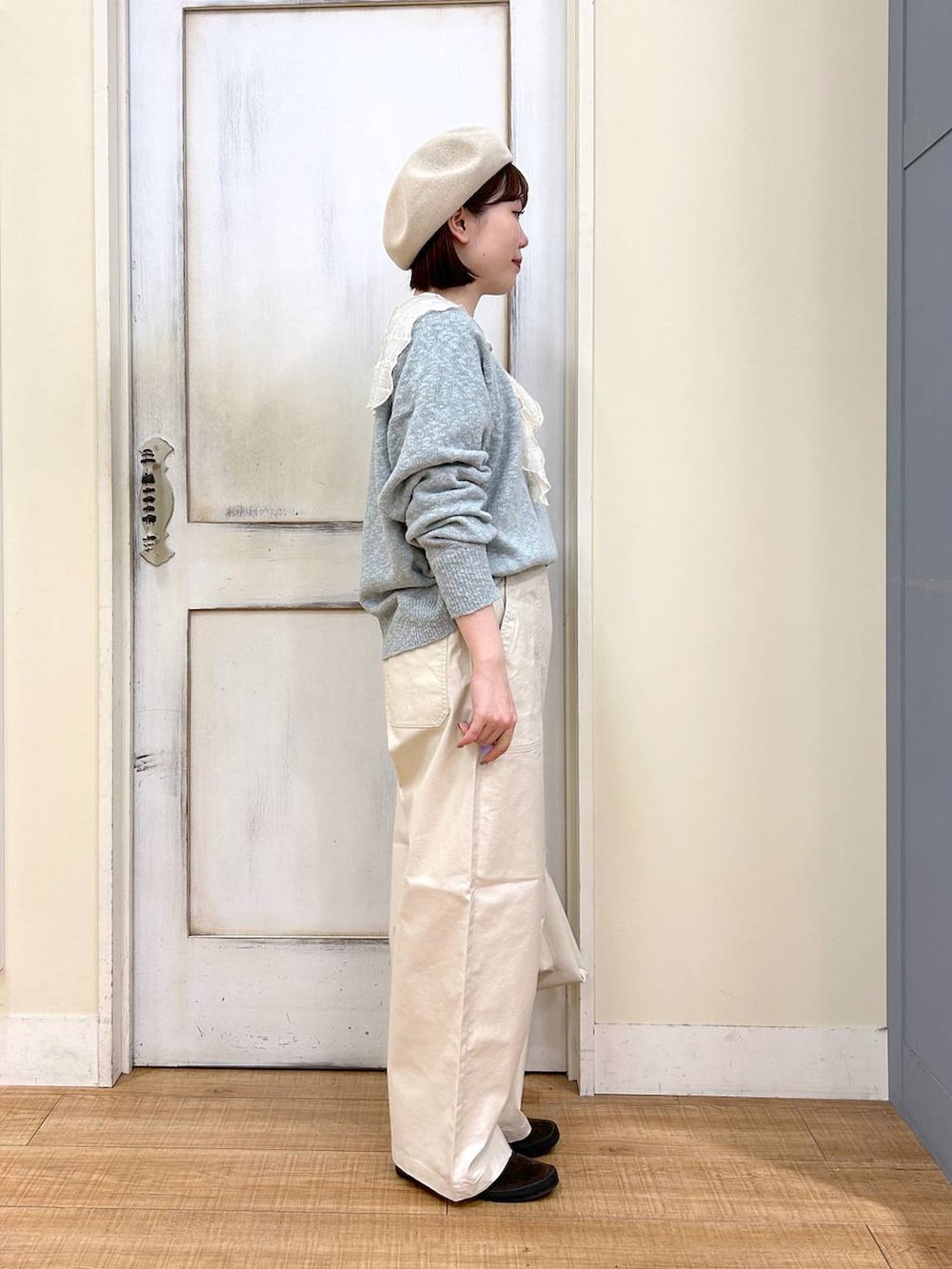 ブラウン系のスニーカー、ベージュ系のその他パンツ、グリーン系のショルダーバッグを着用したレディースの冬コーディネートの5枚目の写真