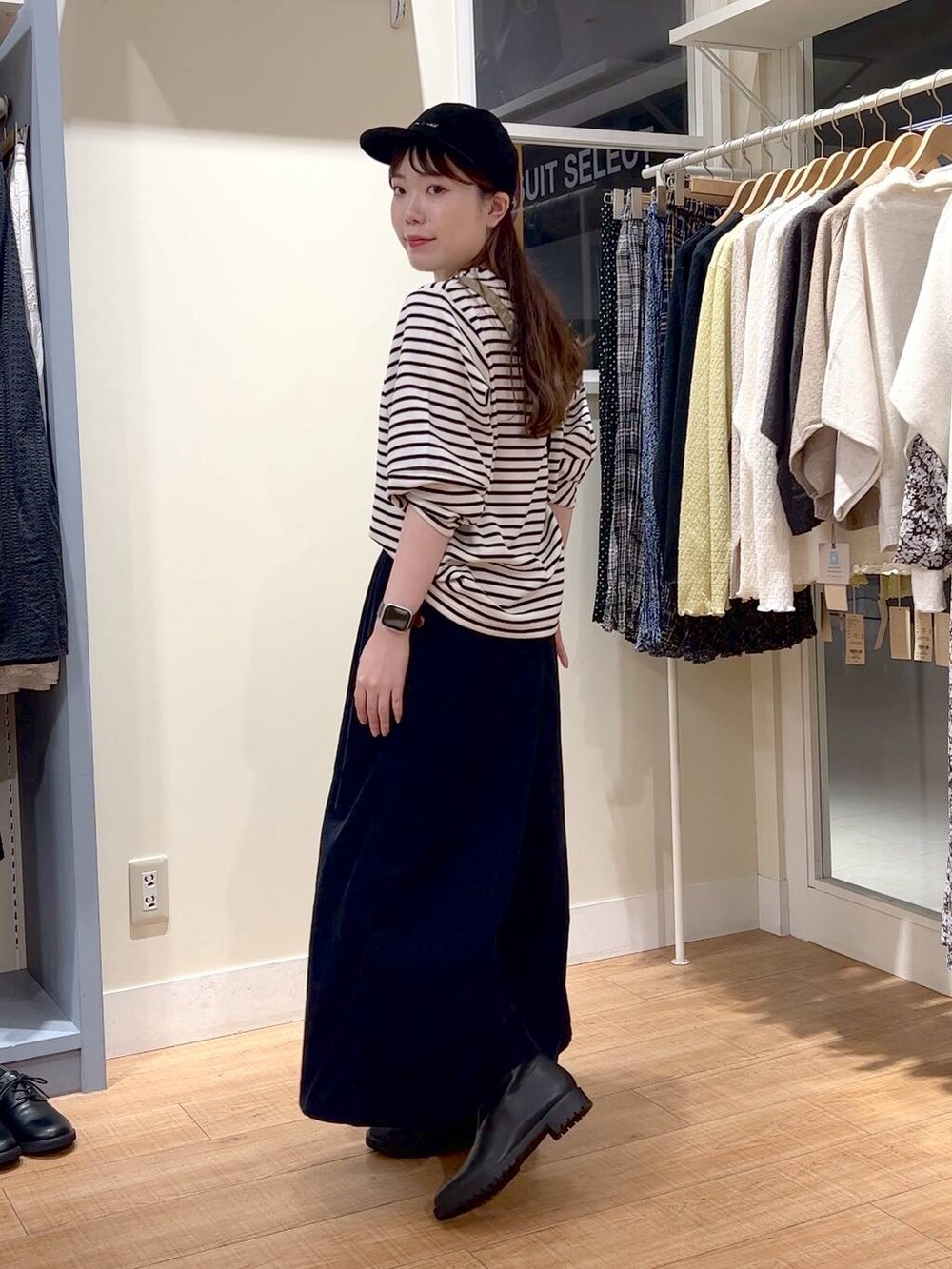 ブルー系のその他パンツ、ブラック系のブーツ、その他のTシャツ/カットソーを着用したレディースの秋コーディネートの6枚目の写真