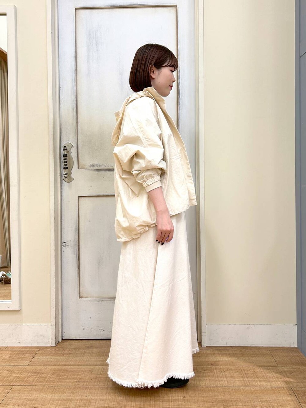 その他のTシャツ/カットソー、ブラウン系のスニーカー、ベージュ系のスカートを着用したレディースの春コーディネートの5枚目の写真