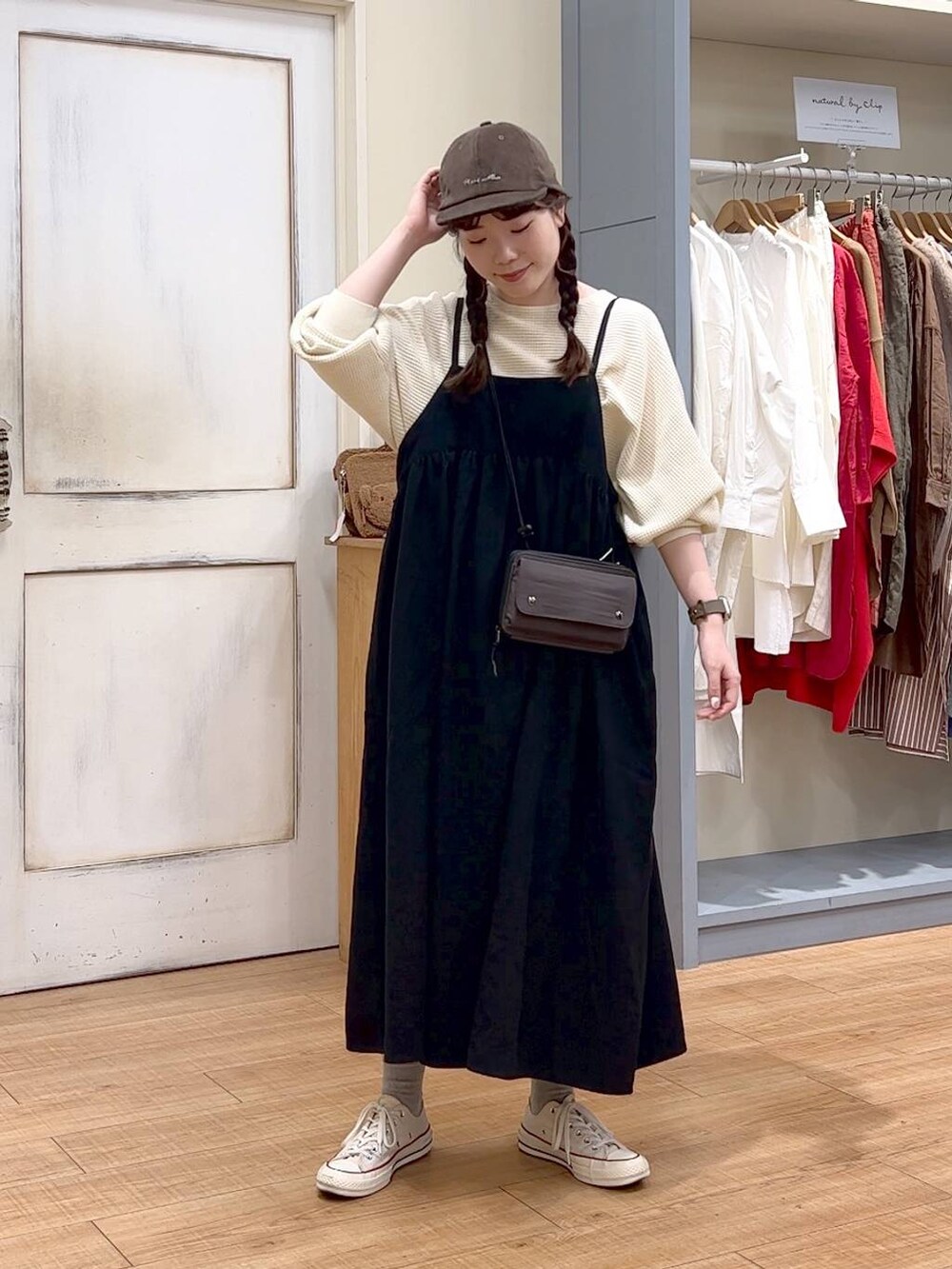 ホワイト系のニット/セーター、グレー系のショルダーバッグ、ブラック系のワンピースを着用したレディースの秋コーディネートの5枚目の写真