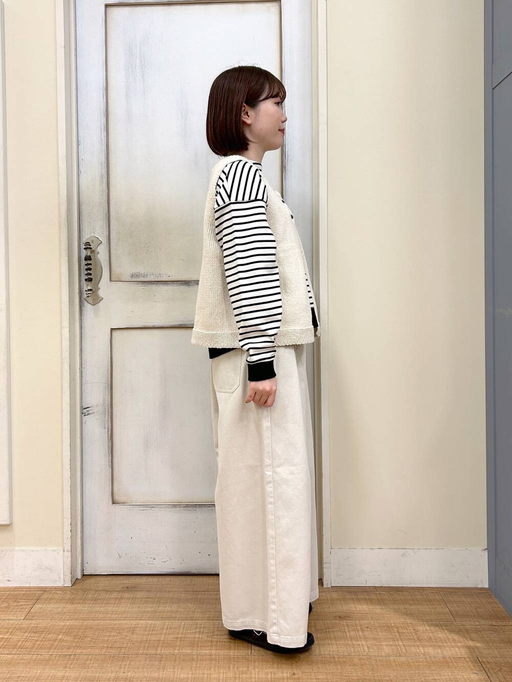 ホワイト系のトートバッグ、ブラウン系のスニーカー、ベージュ系のその他パンツを着用したレディースの春コーディネートの5枚目の写真