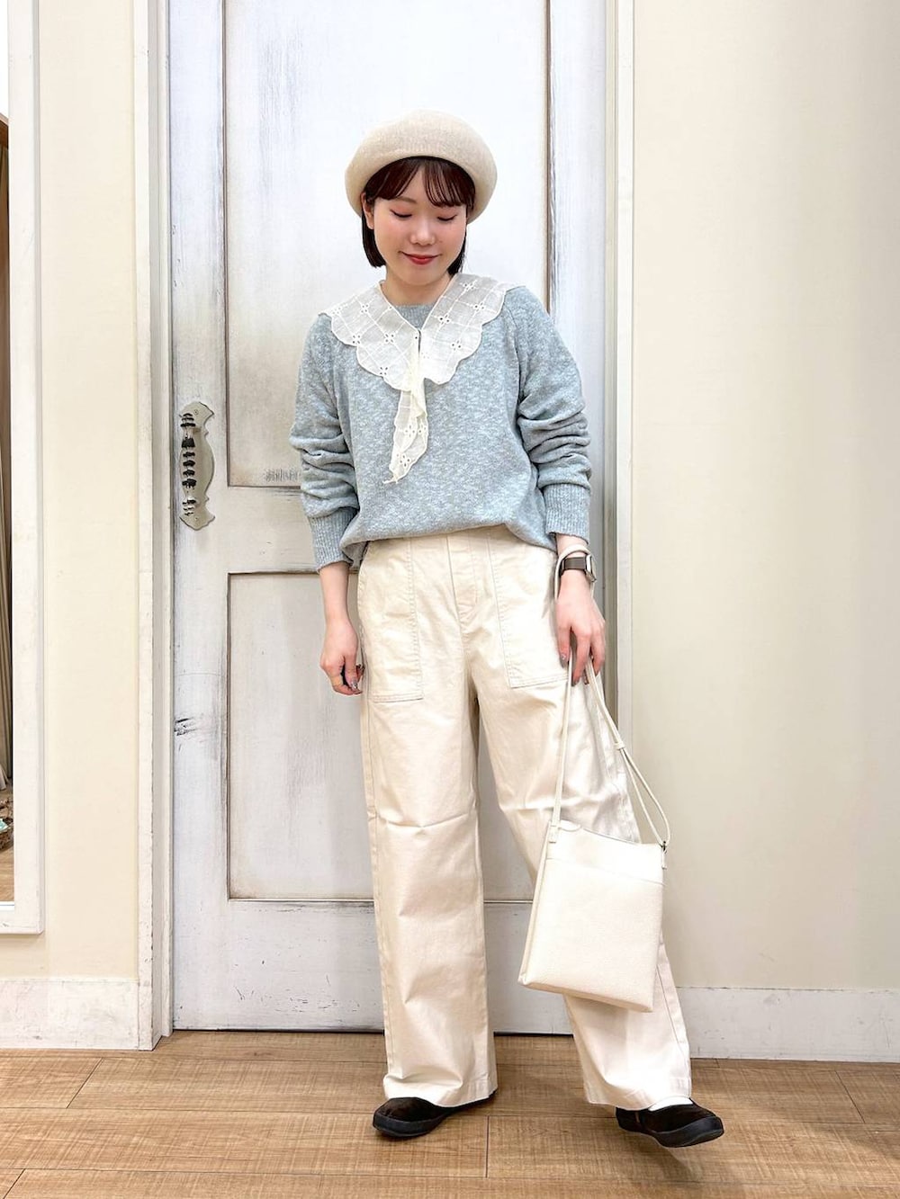 ブラウン系のスニーカー、ベージュ系のその他パンツ、グリーン系のショルダーバッグを着用したレディースの冬コーディネートの2枚目の写真
