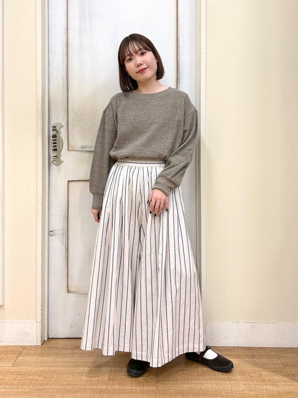 ブラウン系のTシャツ/カットソー、ブラウン系のスニーカー、ベージュ系のマウンテンパーカーを着用したレディースの春コーディネートの8枚目の写真