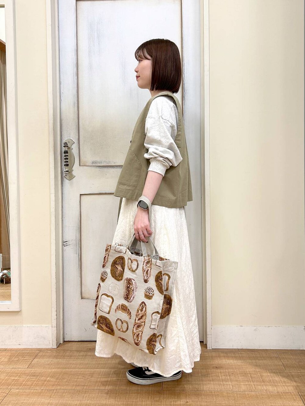 グリーン系のベスト、その他のTシャツ/カットソー、ホワイト系のスカートを着用したレディースの春コーディネートの3枚目の写真