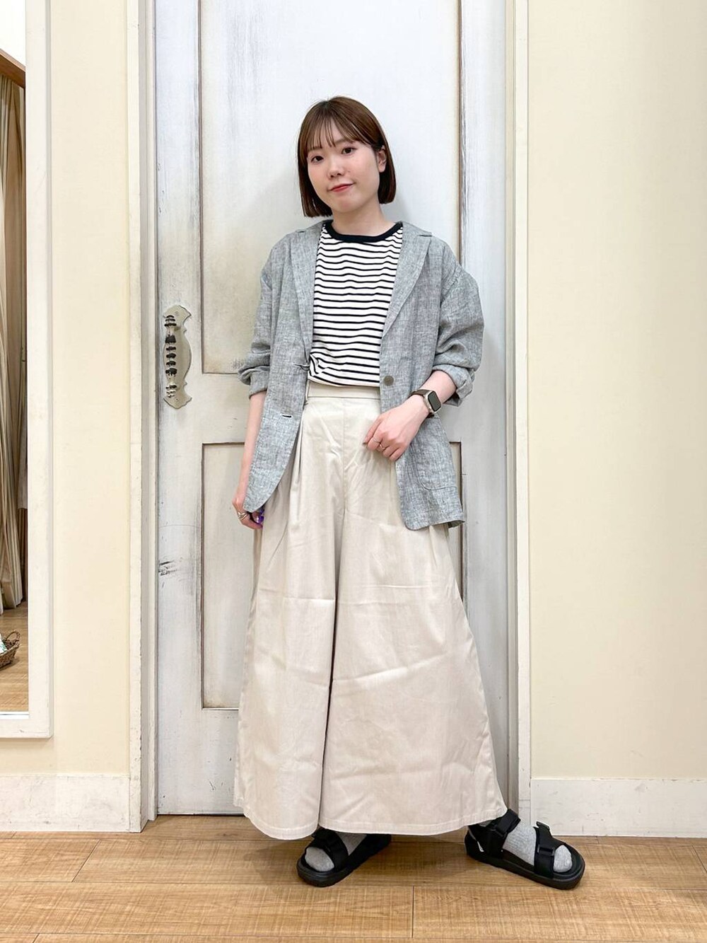 ブラック系のサンダル、その他のTシャツ/カットソー、その他のテーラードジャケットを着用したレディースの春コーディネートの8枚目の写真