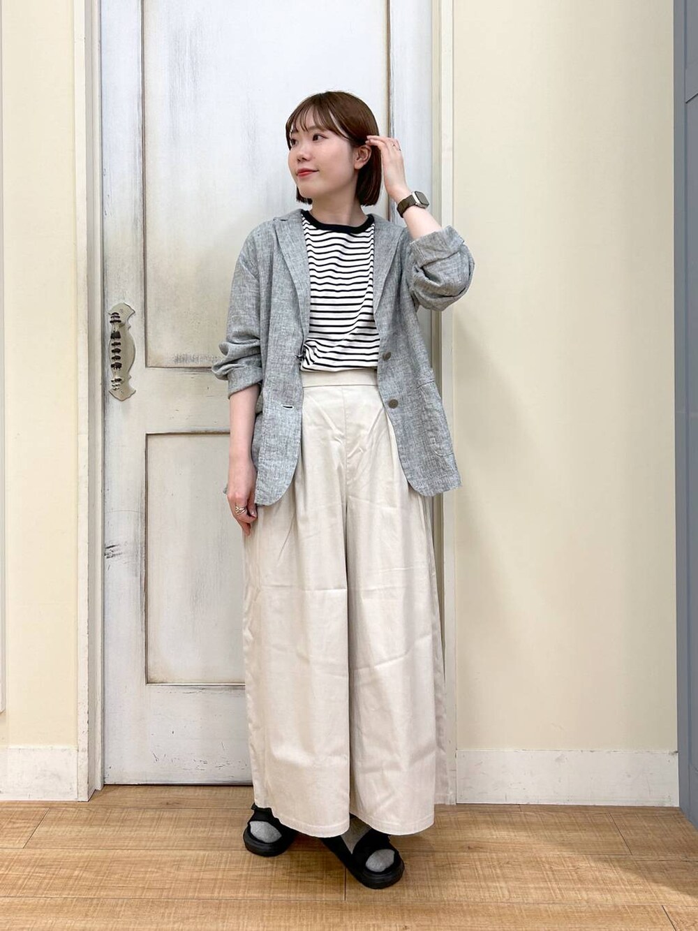 ブラック系のサンダル、その他のTシャツ/カットソー、その他のテーラードジャケットを着用したレディースの春コーディネートの7枚目の写真