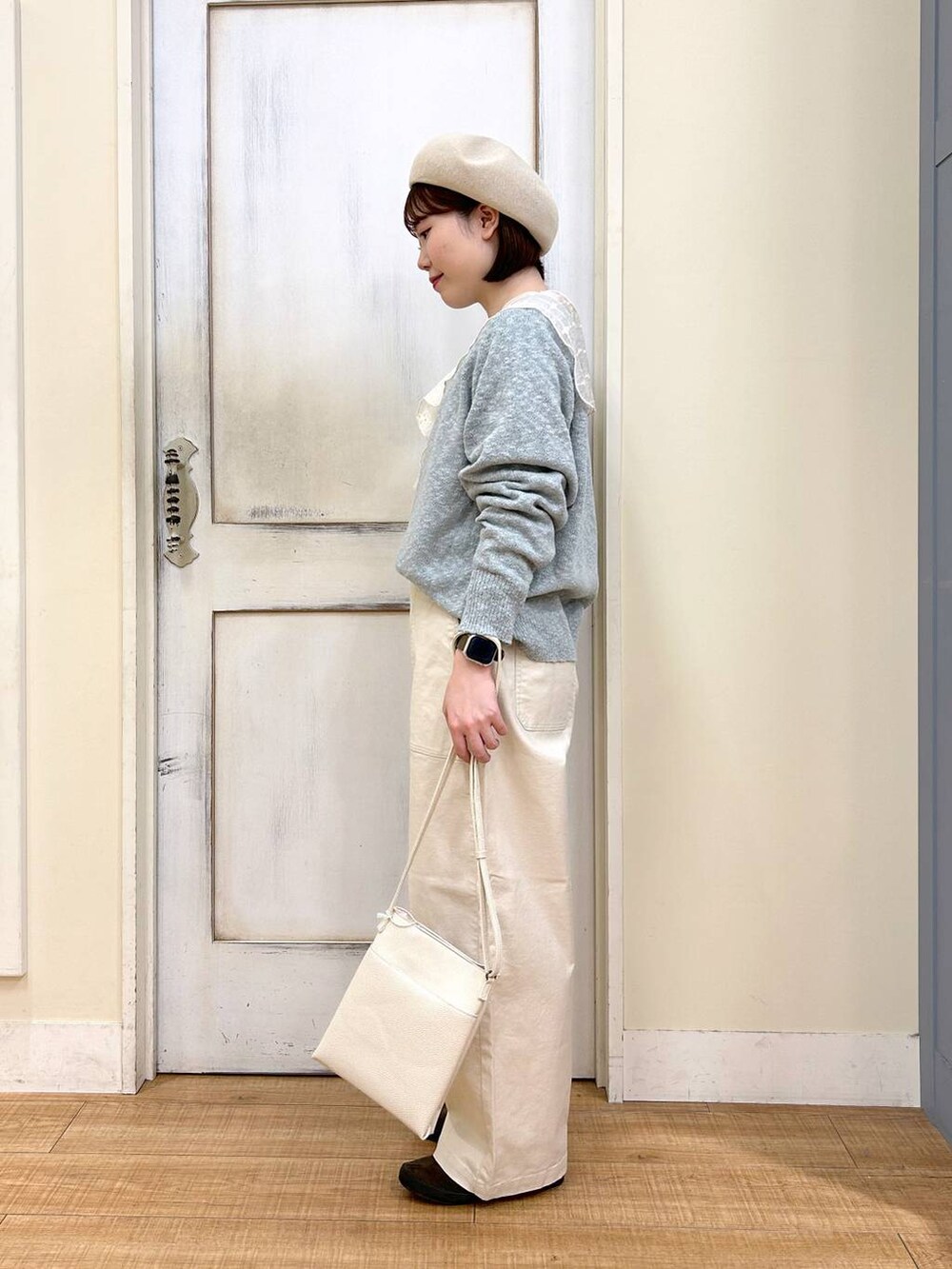 ブラウン系のスニーカー、ベージュ系のその他パンツ、グリーン系のショルダーバッグを着用したレディースの冬コーディネートの3枚目の写真