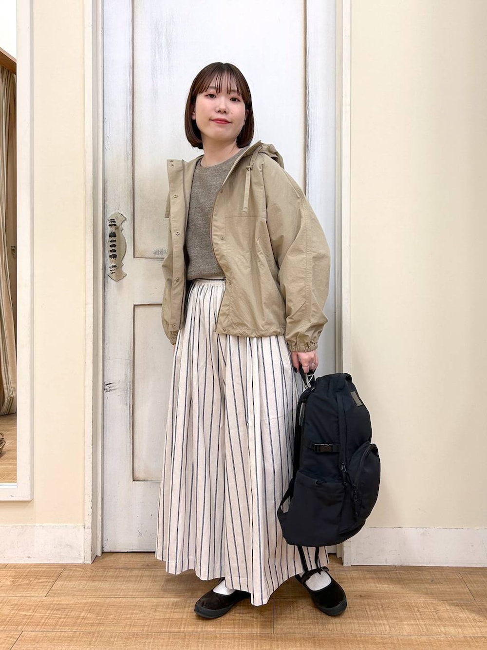 ブラウン系のTシャツ/カットソー、ブラウン系のスニーカー、ベージュ系のマウンテンパーカーを着用したレディースの春コーディネートの2枚目の写真