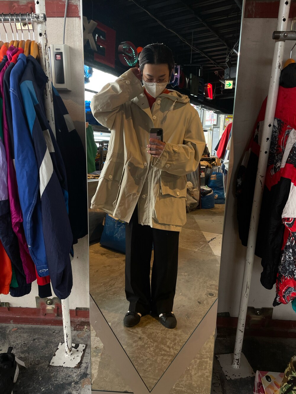 ブラック系のスニーカー、ベージュ系のジャケット/アウター、オレンジ系のTシャツ/カットソーを着用したメンズの夏コーディネートの2枚目の写真