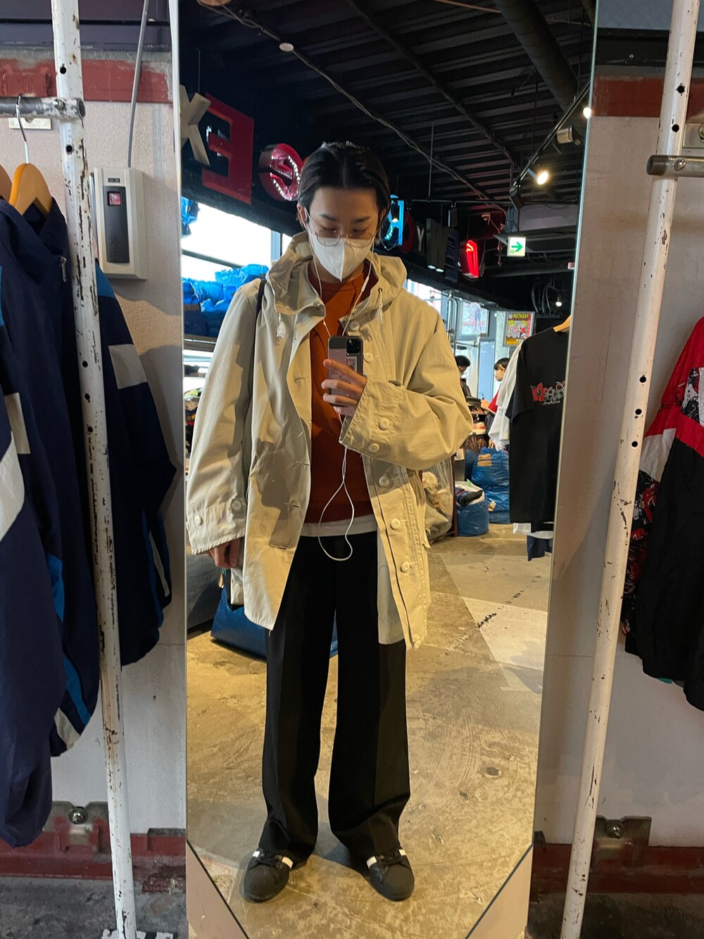 ブラック系のスニーカー、ベージュ系のジャケット/アウター、オレンジ系のTシャツ/カットソーを着用したメンズの夏コーディネートの3枚目の写真