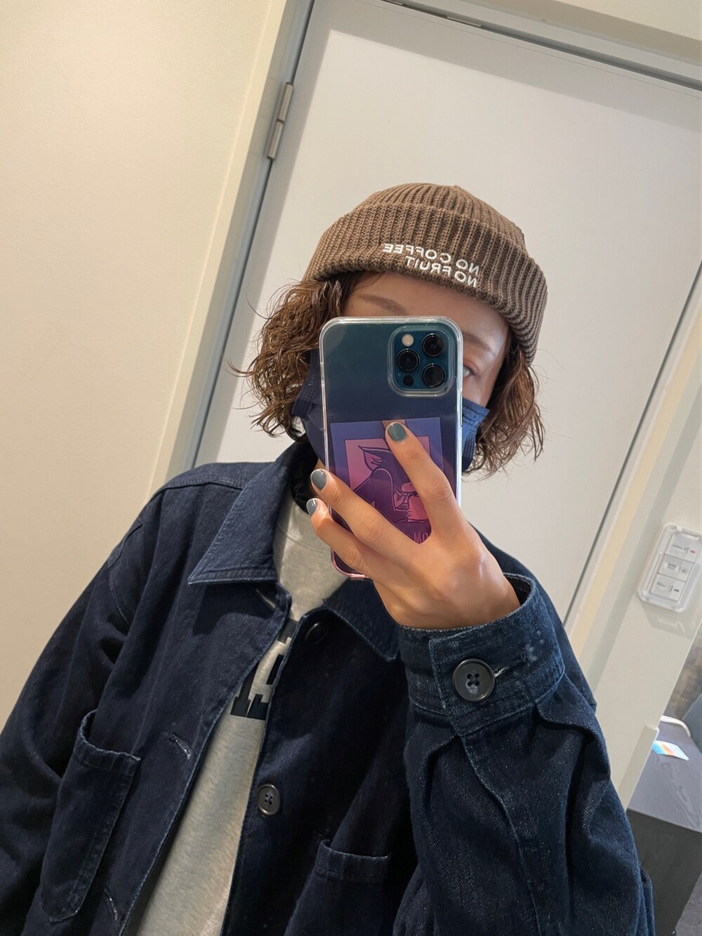 ブルー系のデニムジャケット、グレー系のスウェット、ブルー系のデニムパンツを着用したレディースの秋コーディネートの2枚目の写真